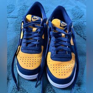 Big kids/Men’s size 7. Dark Maize and Navy Blue. Good condition.